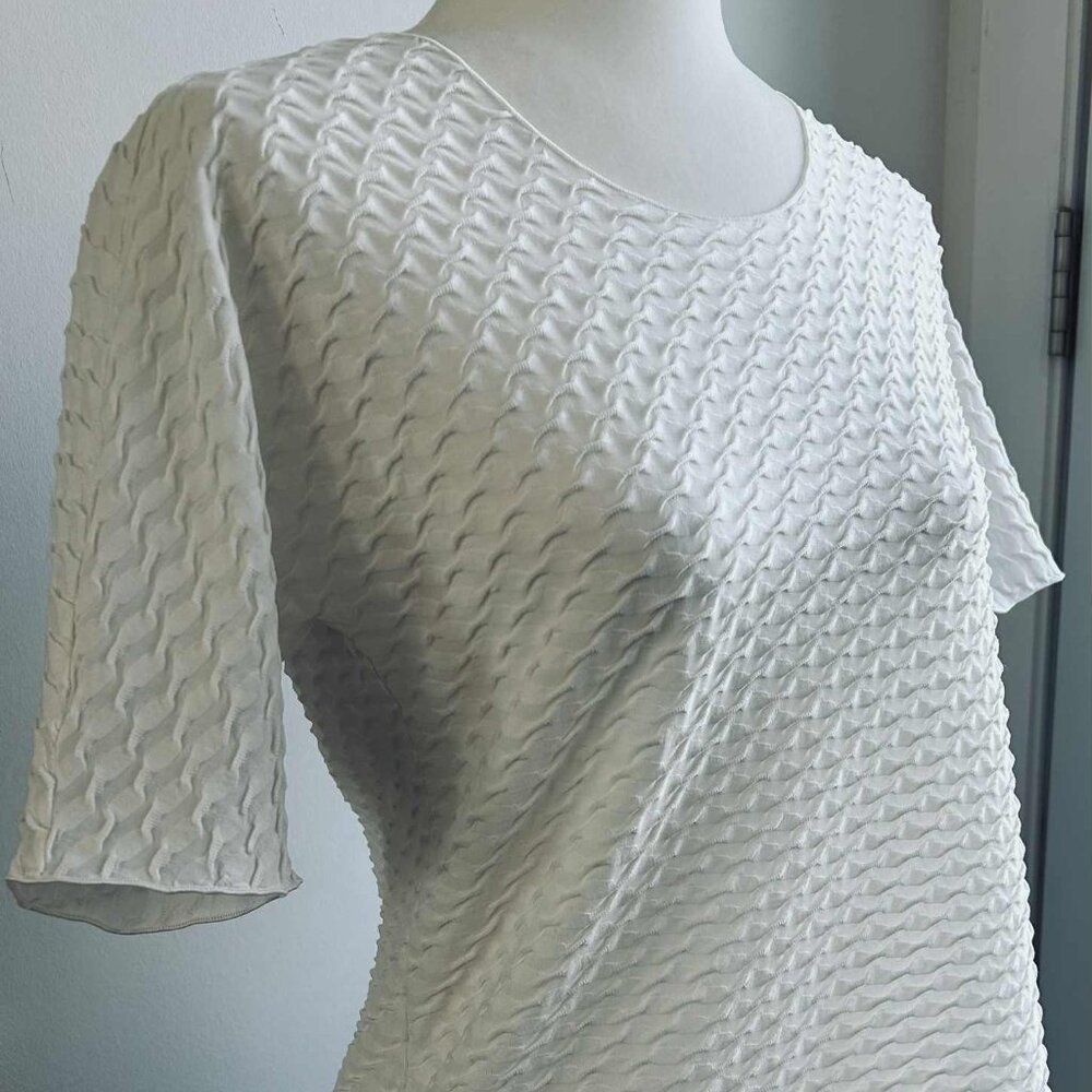 Armani Collezioni White Wave Textured Knit Top with Short Sleeves – EU 44